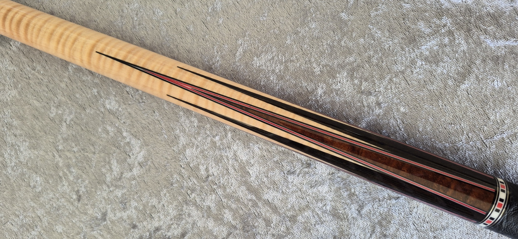 20260923_120559.jpg Arthur Cue Curly maple 8 point